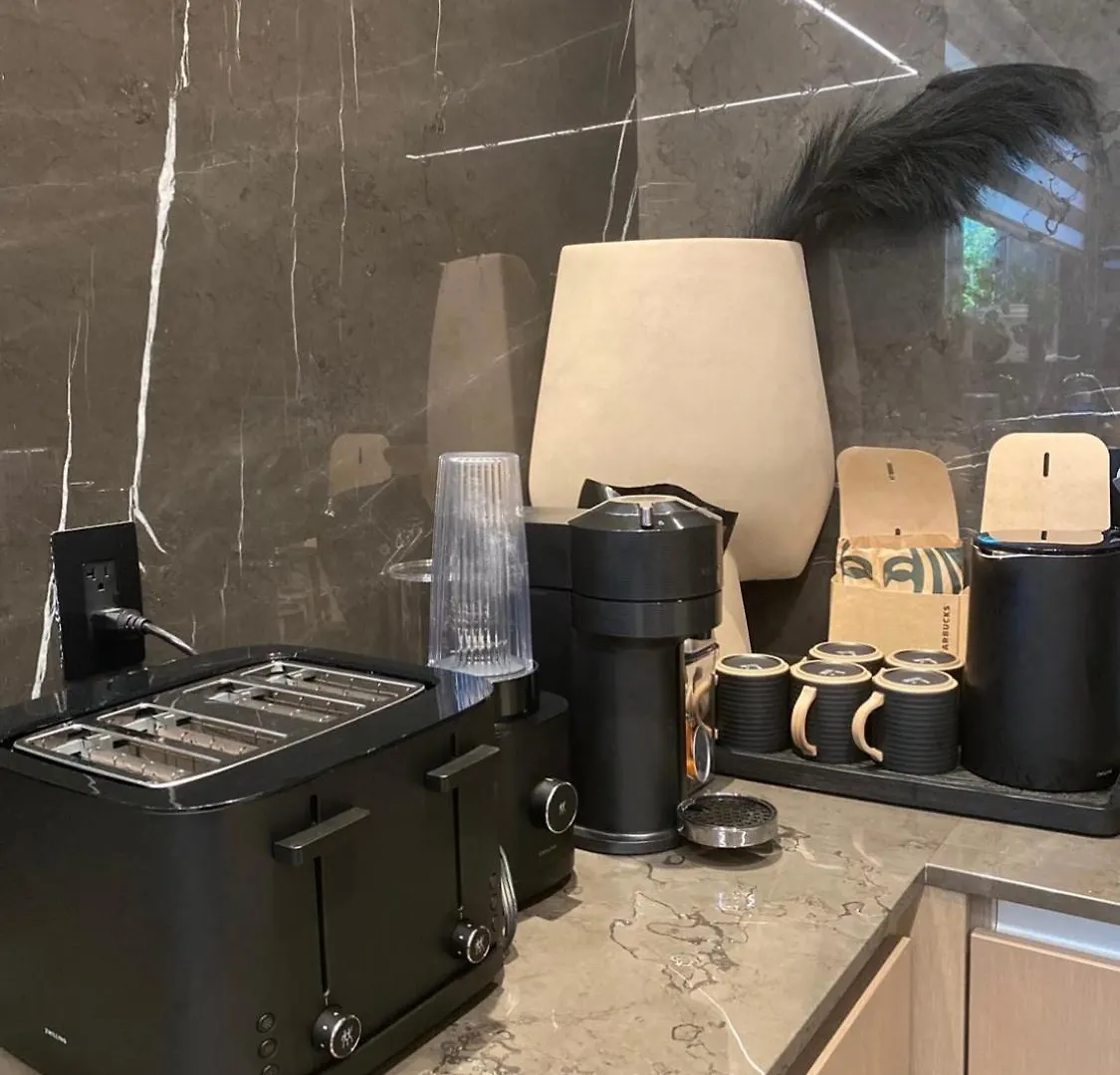 Homestay Luxury Modern New House In Central Vancouver