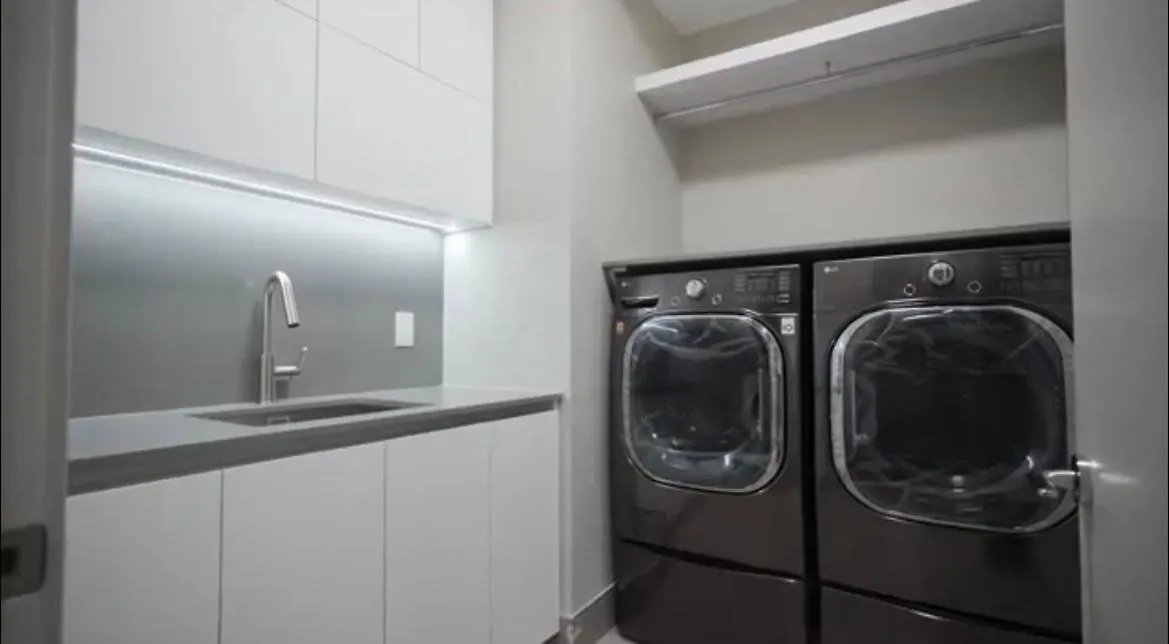 Homestay Luxury Modern New House In Central Vancouver Canada